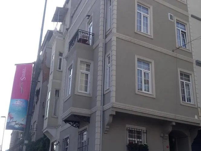 Corner Taksim 3*
